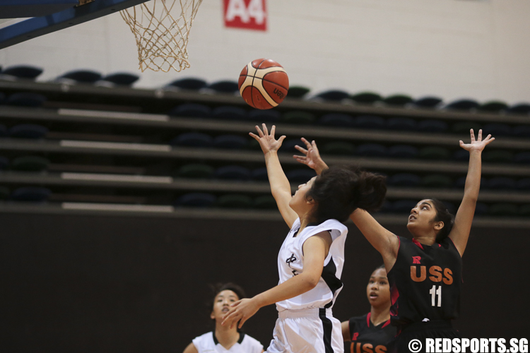 (#35) of Unity Secondary drives against Lin Ying Xin (#8) of Chung Cheng High (Main). (Photo © Lee Jian Wei/Red Sports)