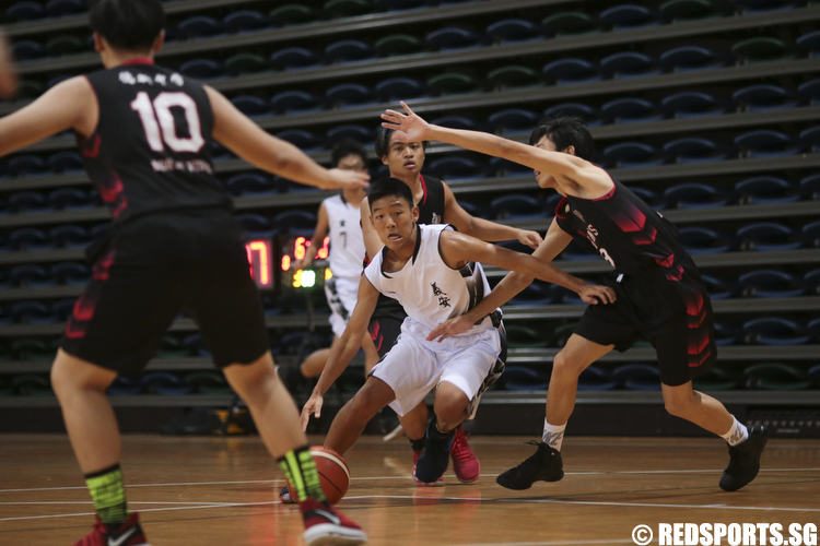 Luangboriboon Son (#35) of Ngee Ann Secondary drives against North Vista Secondary. (Photo © Lee Jian Wei/Red Sports)