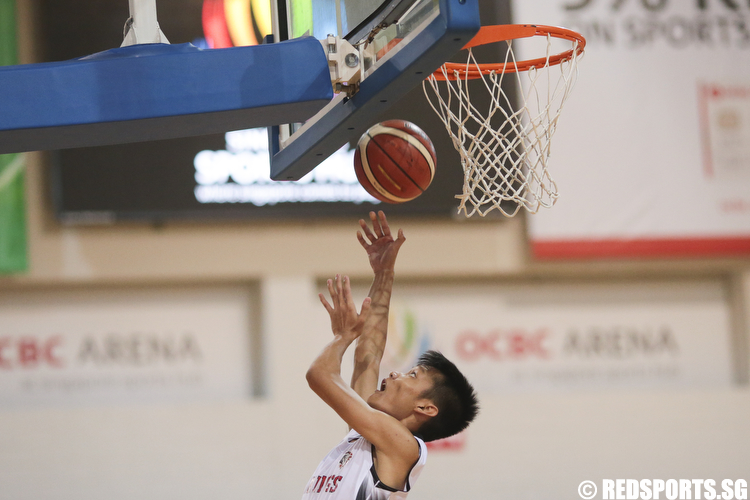 Damien Yau (#25) of North Vista Secondary shoots against Jurong West Secondary. (Photo © Lee Jian Wei/Red Sports)
