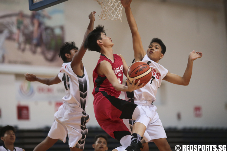 Aiken (#14) of Dunman High shoots a layup against Nurhairie Nazief (#15) and Nicholas Leong (#7) of Unity Secondary. (Photo © Lee Jian Wei/Red Sports)