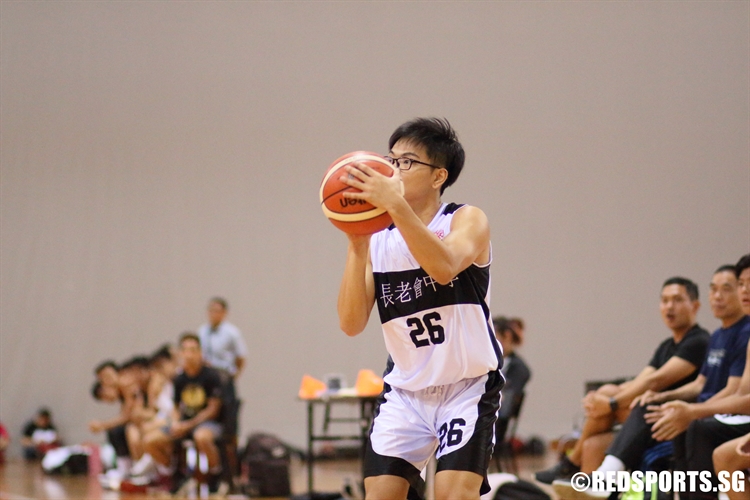 Aaron Chaw (PHS #26) squares up from beyond the arc against Mayflower. (Photo 11 © Dylan Chua/Red Sports)
