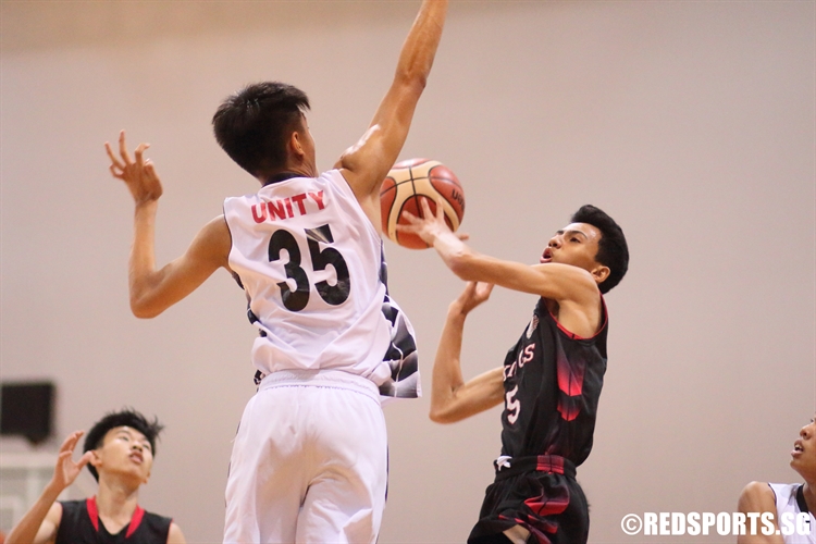 Sim Yi (NV #5) goes for a contested shot in the paint. (Photo 7 © Dylan Chua/Red Sports)