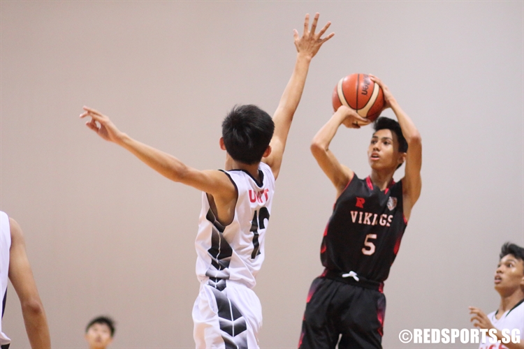 Sim Yi Brenndon Ariffin (NV #5) pulls up for an elbow jumper on his way to a game-high 18 points. (Photo 1 © Dylan Chua/Red Sports)