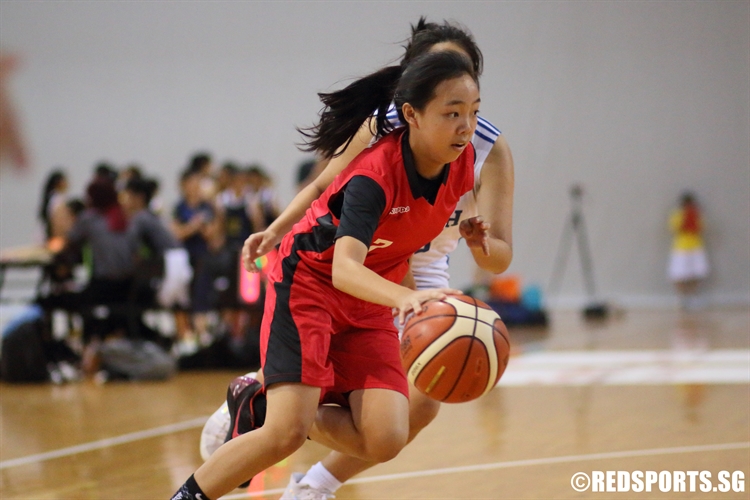 Jess Poh (Dunman #7) attacks the paint. (Photo 11 © Dylan Chua/Red Sports)