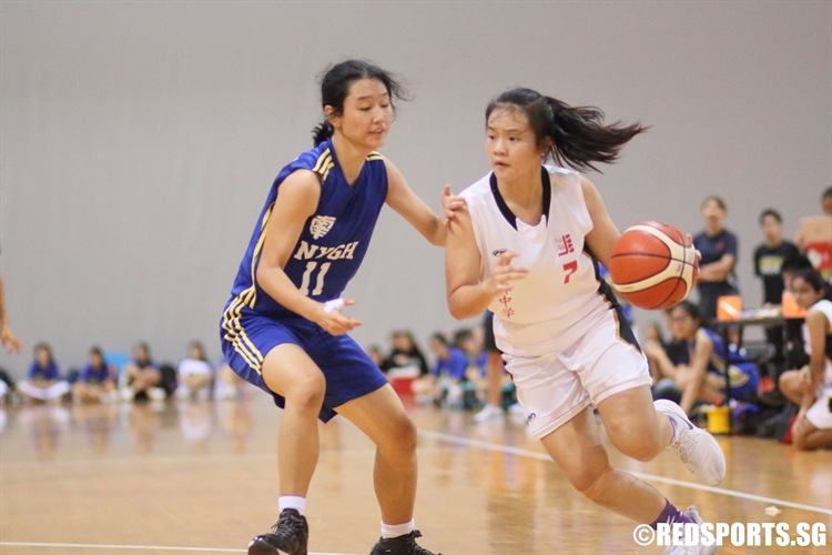 Valerie Lim (Jurong #7) drives against Li Silin (NYG #11). (Photo 9 © Dylan Chua/Red Sports)