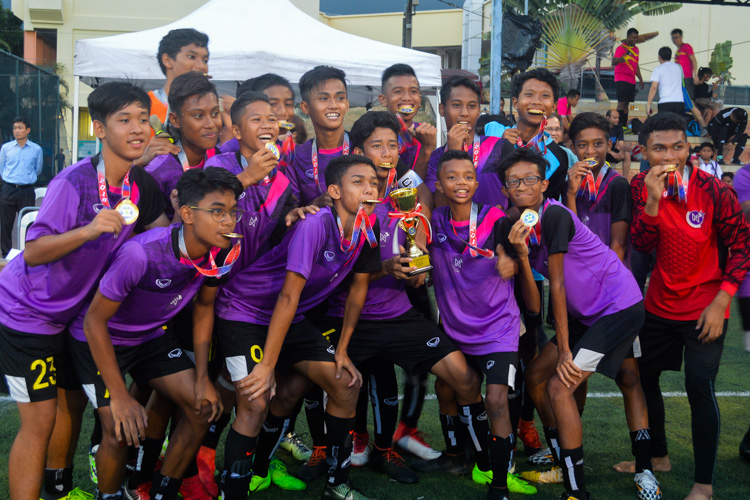 NorthLight players pose with their medals and champions trophy. (Photo 1 © REDintern Nathiyaah Sakhimogan) 