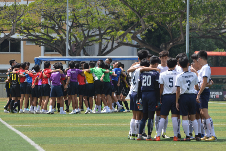 Queenstown and Holy Innocents' huddle up before the kick off.(Photo 2 © REDintern Nathiyaah Sakhimogan)