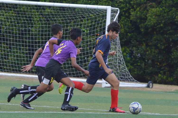 Rohan Verma (ACSI #9) gets past two defenders. (Photo 14 © REDintern Nathiyaah Sakthimogan)