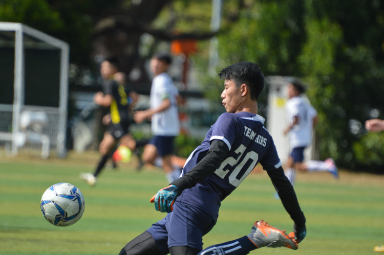 Goalkeeper Chee Seng (HIHS #20) prepares to kick the ball long. (Photo 16 © REDintern Nathiyaah Sakhimogan)