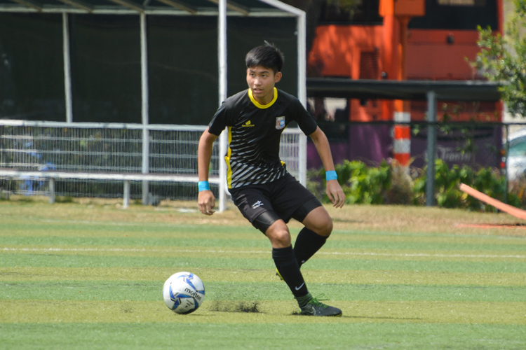 Wayne Lim (QTSS #10) looks up to find a teammate to play the ball to.  (Photo 9 © REDintern Nathiyaah Sakhimogan)