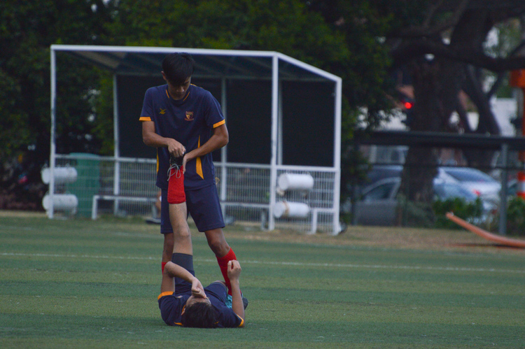 ACS(I) player helping his injured teammate. (Photo 20 © REDintern Nathiyaah Sakthimogan)
