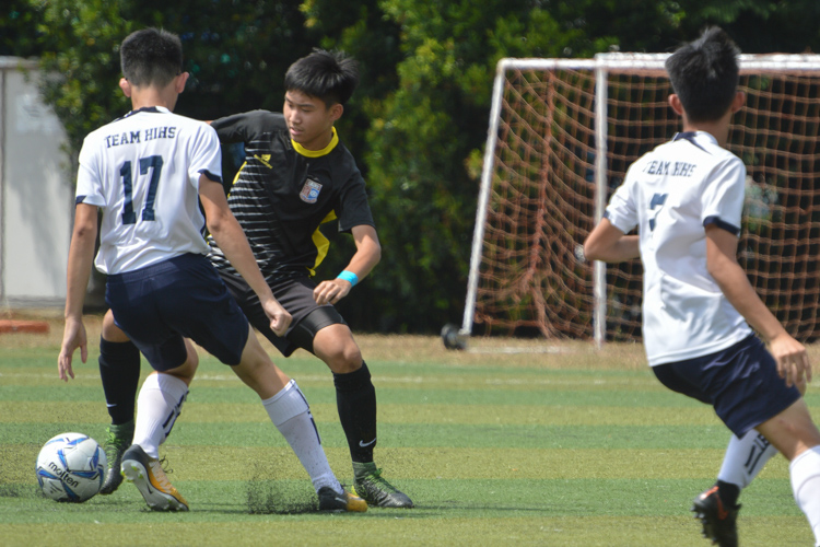 Wayne Lim (QTSS #10) attempts to dribble past the HIHS defender. (Photo 4 © REDintern Nathiyaah Sakhimogan)