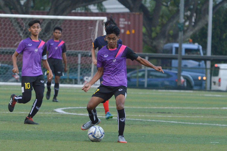 Muhd Nur Aidil (NLS #7) delivers a through ball for a teammate. (Photo 4 © REDintern Nathiyaah Sakthimogan)
