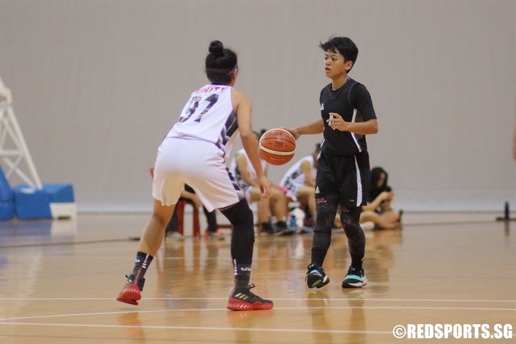 Fatin Nazura (SCGS #4) controls the ball in the front court against Unity. (Photo 5 © Dylan Chua/Red Sports)