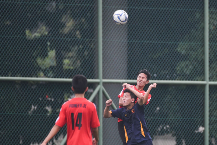 Players from Pioneer JC and Anglo-Chinese School (Independent) competing for a header. (Photo © Stefanus Ian/Red Sports)