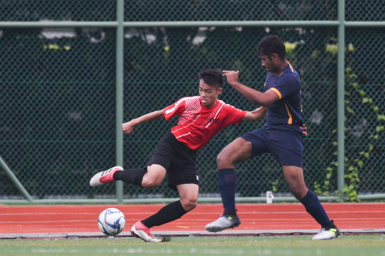 Player from Pioneer JC faking a cross to dribble past his marker.(Photo © Stefanus Ian/Red Sports)