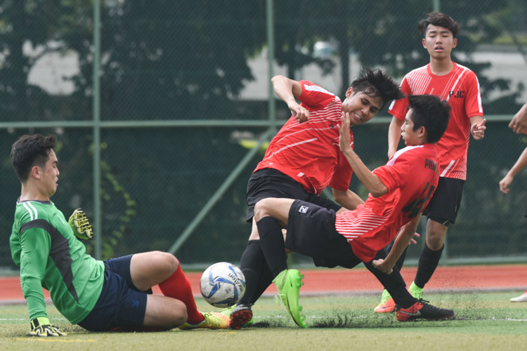 Wan Hazmi (PJC #14) attempting to shoot as he is closed down by the ACS(I) goalkeeper. (Photo © Stefanus Ian/Red Sports)
