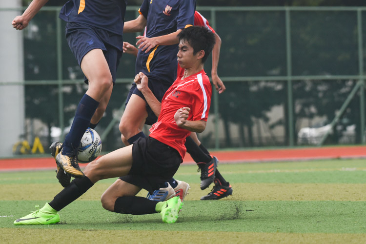 Wan Hazmi (PJC #14) sliding in for the ball during the match. (Photo © Stefanus Ian/Red Sports)
