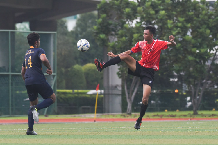 Pioneer JC's captain Izz Afiq (PJC #10) looking to control the ball during the match. (Photo © Stefanus Ian/Red Sports)