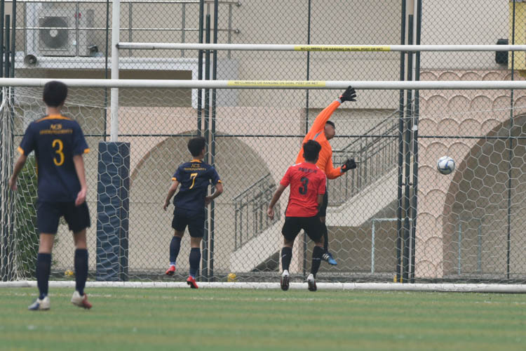 Pioneer JC's goalkeeper Aiman Rusydi could not stop (ACSI #10) free kick from going into the goal. (Photo © Stefanus Ian/Red Sports)