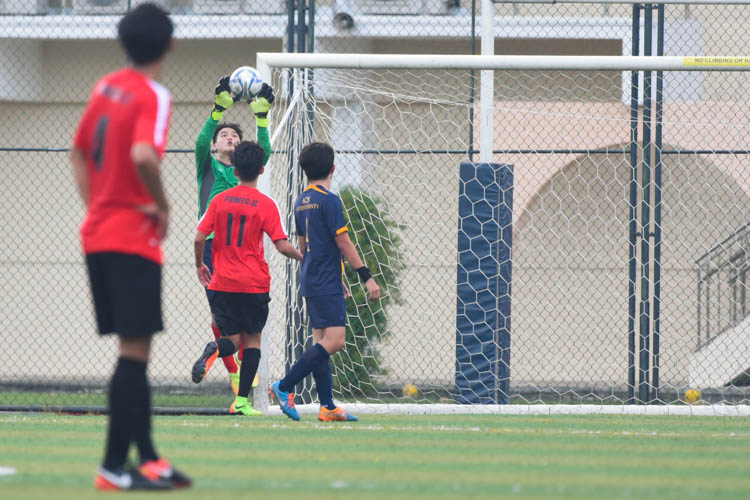 ACS(I) goalkeeper Ruben Lim making a catch during the match. (Photo © Stefanus Ian/Red Sports)