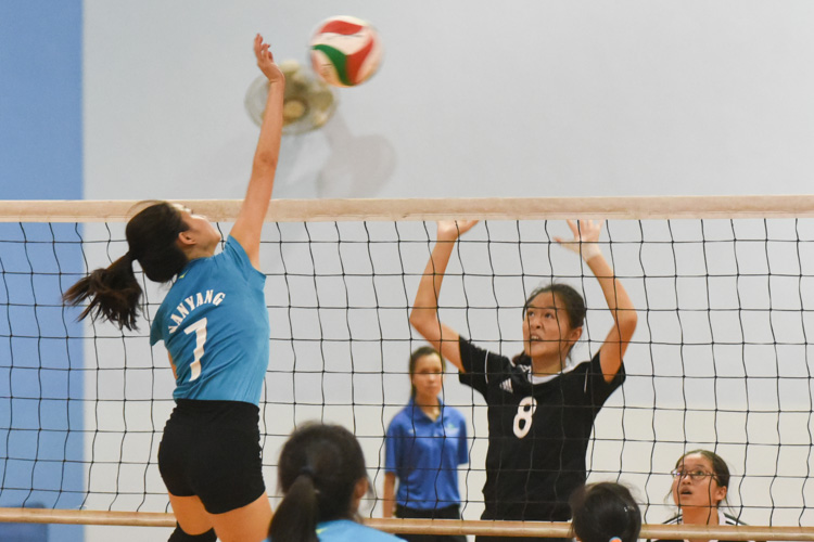 Tan Si Xuan (NYGHS #7) spiking the ball during the match. (Photo © Stefanus Ian/Red Sports)