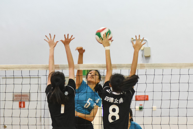Grace Tan (NYGHS #5) spiking during the match. (Photo © Stefanus Ian/Red Sports)