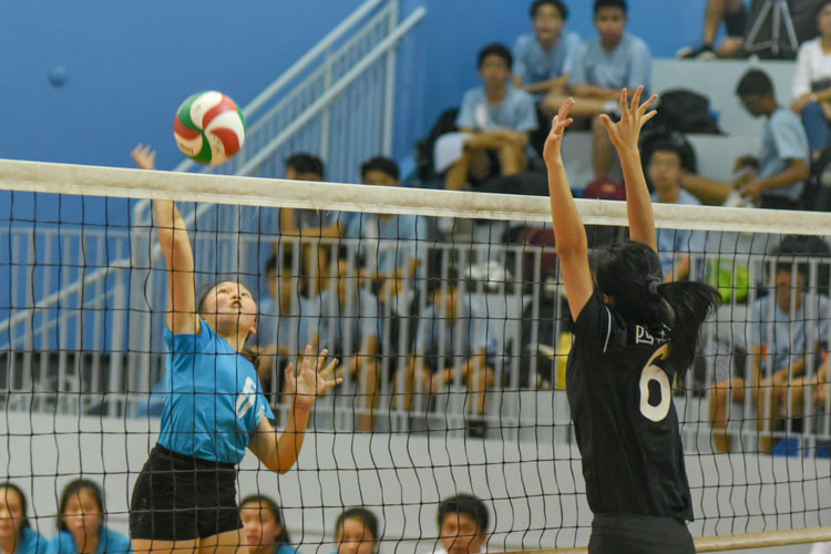 Ng Hui Ru (NYGHS #6) spiking the ball during the match. (Photo © Stefanus Ian/Red Sports)