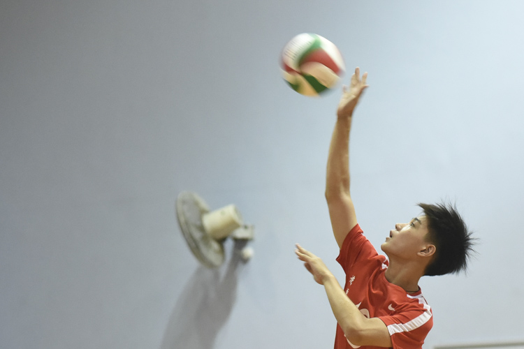 Zenix Teo (DMN #18) serving the ball during the match. (Photo © Stefanus Ian/Red Sports)