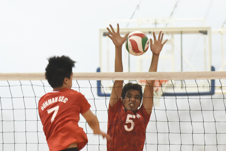 Abishek (SQS #5) attempting to block a spike during the match. (Photo © Stefanus Ian/Red Sports)