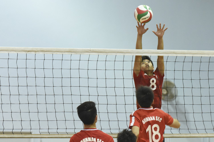 Cedric (SQS #8) attempting to block a spike during the match. (Photo © Stefanus Ian/Red Sports)