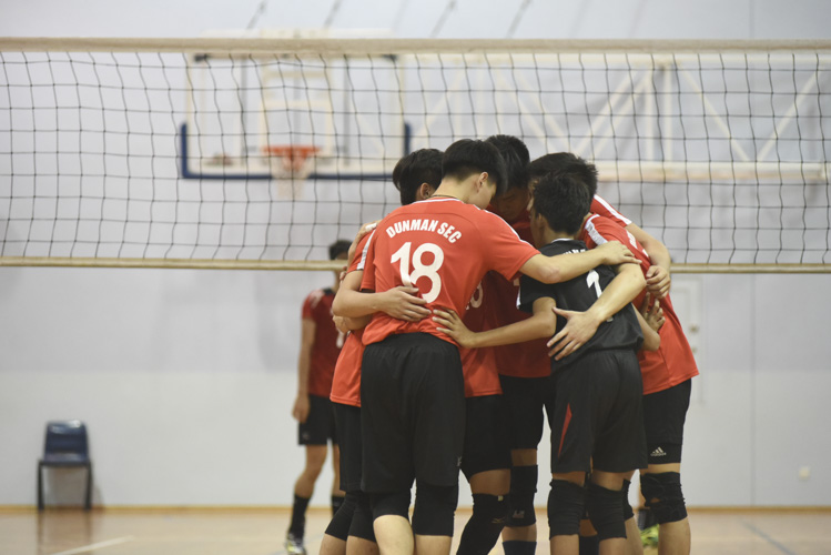 Dunman Secondary huddling together during the match. (Photo © Stefanus Ian/Red Sports)