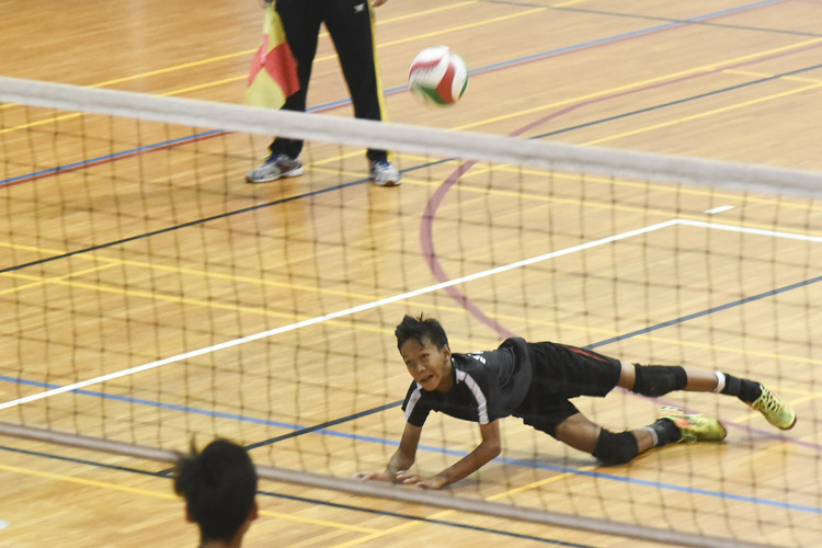 Ahmad Syaqil (DMN #1) making a dive and attempting to receive a ball during the match. (Photo © Stefanus Ian/Red Sports)