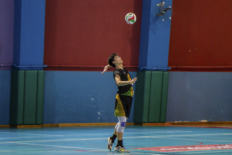 Teo Zhen Jie (#8) serving the ball during the match. (Photo by Red Sports reader)