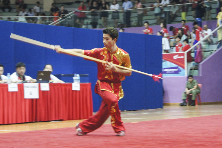 Choo Yi Xuan of Hwa Chong Institution topped the A Division Boys 1st International Spear with an 8.80 score. (Photo 1 © Joy Poon)