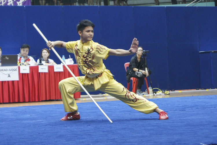 Tiong Heng Rui of Chung Cheng High School (Main) in his second attempt after his cudgel broke mid-routine. He completed with a 7.50 score in the B Division Boys 2nd International Cudgel event. (Photo © Joy Poon)