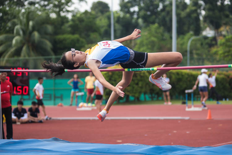 Hu Tianqi (#434) of Nanyang Girls' High School makes a leap. (Photo 1 © Lee Yu En/Red Sports)