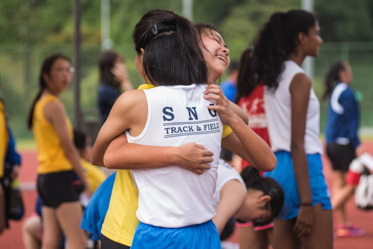 Heidi Ho Li Yan (#9) hugs her competitor after the event ends. (Photo  © Lee Yu En/Red Sports)
