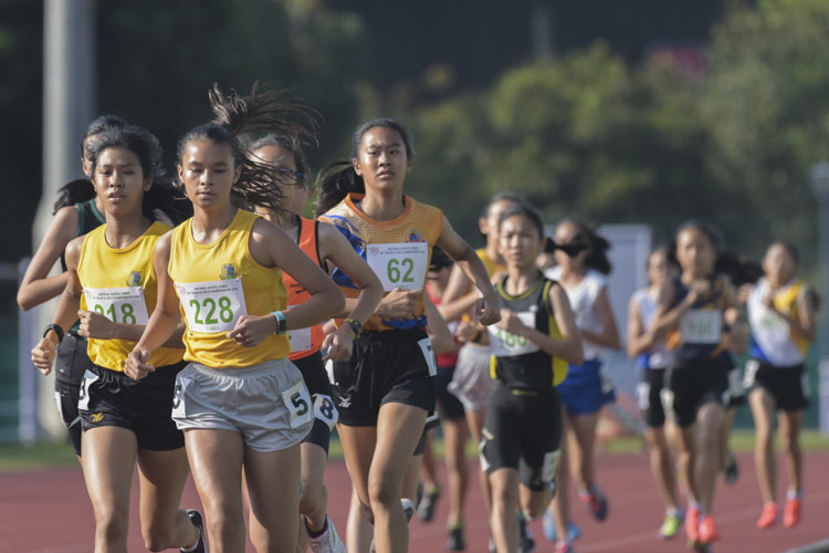 Giselle Diana Enlund (#228) of Cedar Girls' Secondary leading the pack during the early stages of the 1500m C Division Girls finals. (Photo © Stefanus Ian/Red Sports)