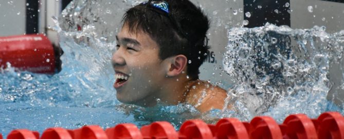 Jonathan Tan splashing the water in celebrationg after coming in first in the 50m Freestyle B Division Boys race with a time of 22.67s to break the meet record. (Photo © Stefanus Ian/Red Sports)
