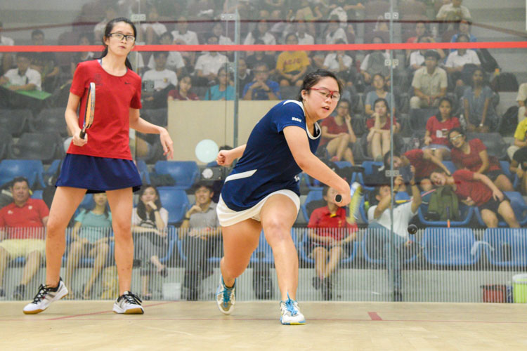Mabel Lee of ACJC in action during her match against HCI’s Ong Sze Ann. (Photo © Stefanus Ian/Red Sports)