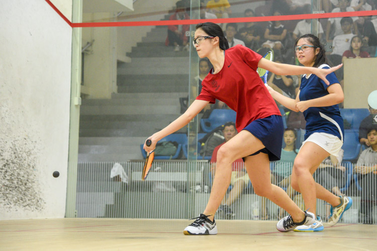 HCI’s Ong Sze Ann in action during her match against ACJC’s Mabel Lee. (Photo © Stefanus Ian/Red Sports)