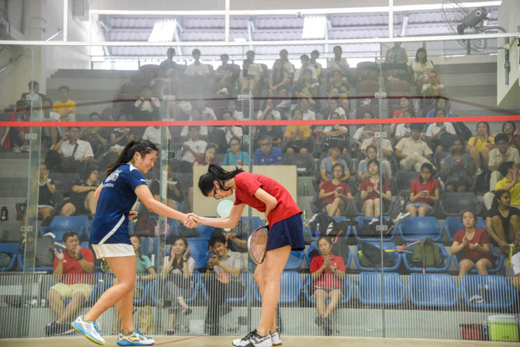 HCI’s Ong Sze Ann shaking hands with ACJC’s Mabel Lee after her victory. (Photo © Stefanus Ian/Red Sports)