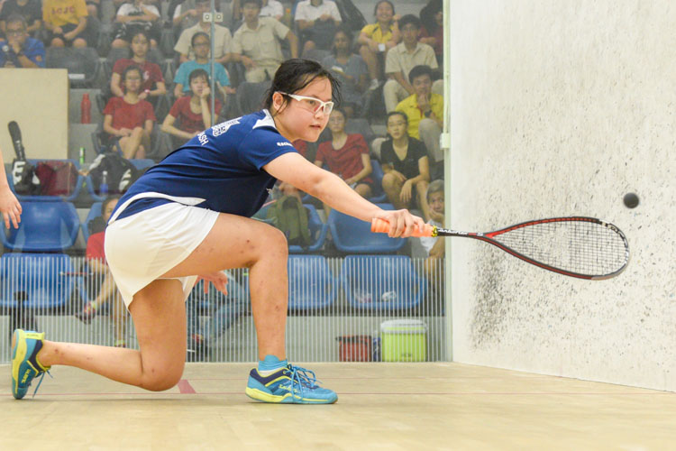 Rachel Lee of ACJC in action during her match against HCI’s Denise Teo. (Photo © Stefanus Ian/Red Sports)