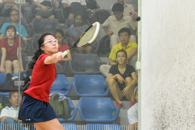 HCI’s Denise Teo in action during her match against ACJC’s Rachel Lee. (Photo © Stefanus Ian/Red Sports)
