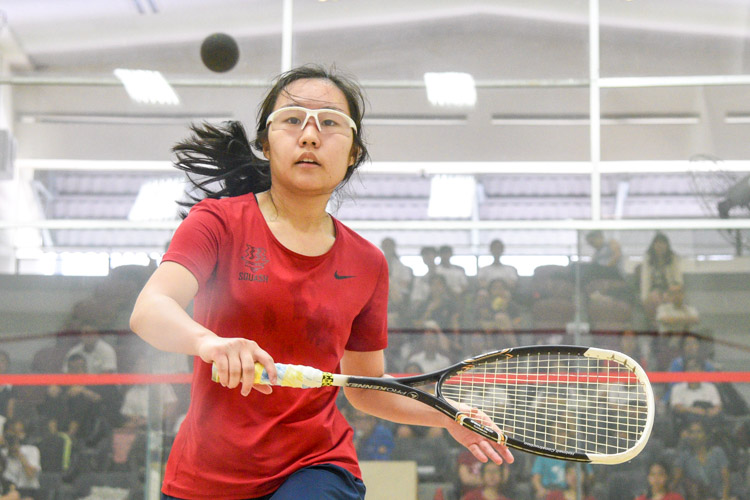 HCI’s Denise Teo in action during her match against ACJC’s Rachel Lee. (Photo © Stefanus Ian/Red Sports)