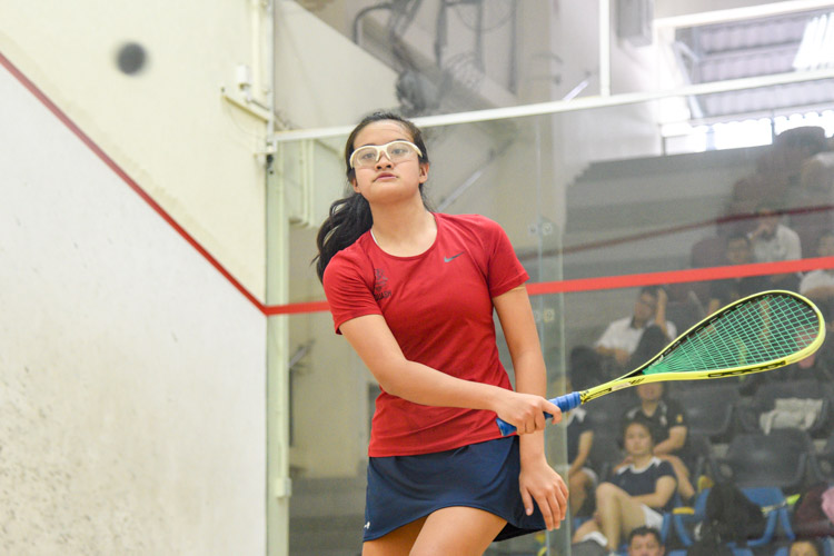 HCI’s Keianna Chia in action during her match against ACJC’s Choong Wey Tin. (Photo © Stefanus Ian/Red Sports)