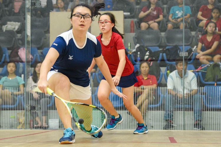 Hazel Wee (in blue) of ACJC in action during her match against HCI’s Valerie Soh. (Photo © Stefanus Ian/Red Sports)