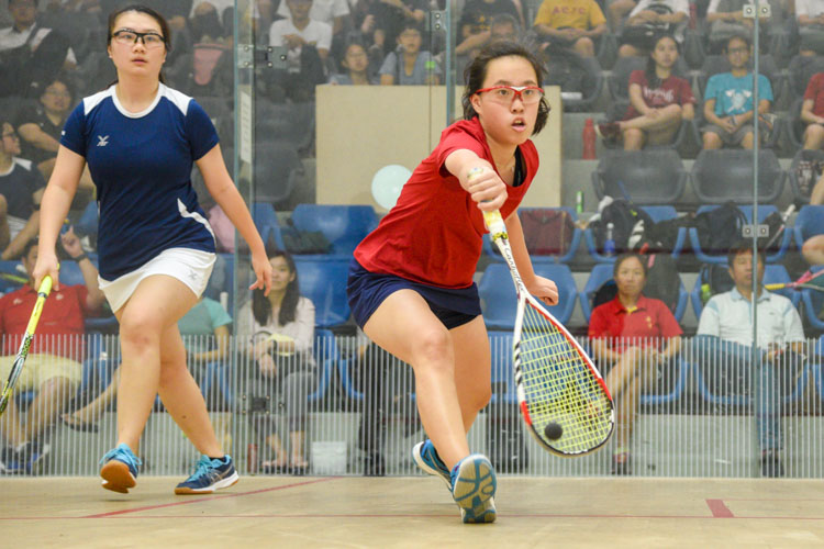 HCI’s Valerie Soh (in red) in action during her match against ACJC’s Hazel Wee. (Photo © Stefanus Ian/Red Sports)
