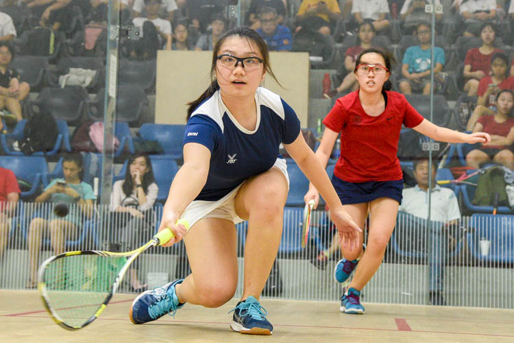 Hazel Wee (in blue) of ACJC in action during her match against HCI’s Valerie Soh. (Photo © Stefanus Ian/Red Sports)
